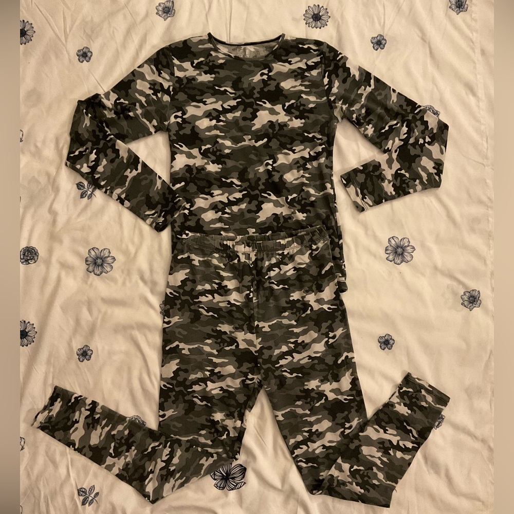 Boy’s 32 Degrees Camouflage Thermal 2 Piece Set. Long Sleeve Top and Bottom.